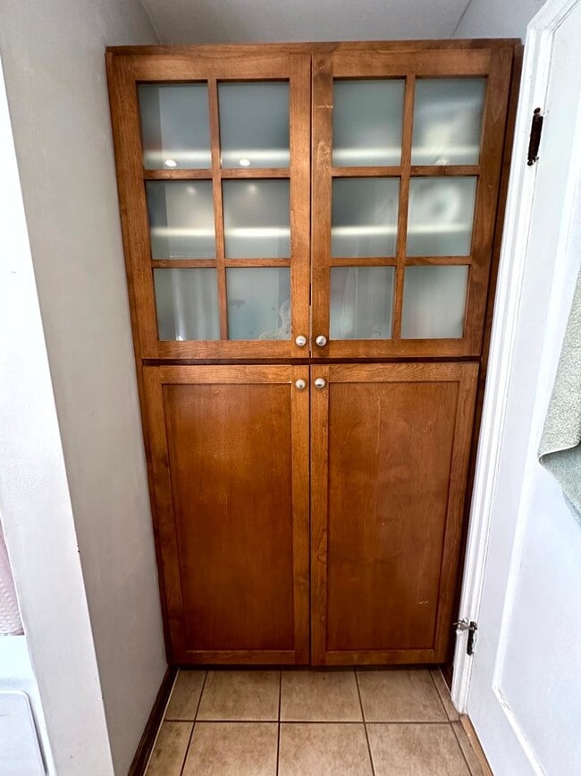 Building Photo - Charming Fully Furnished Bungalow Rental w...