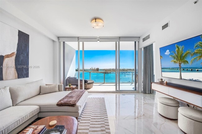 Building Photo - 2020 N Bayshore Dr