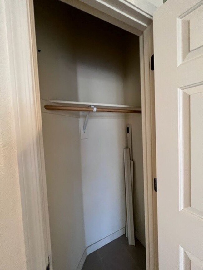 Building Photo - 3 Bed 2 Bath Golf Gated Community Pet Friendly,Boat Garage. Bullhead Parkway