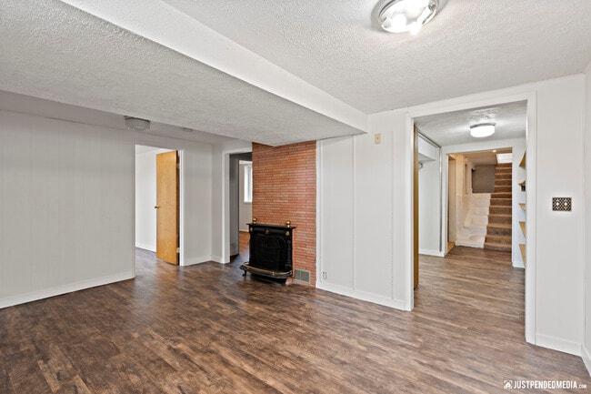 Building Photo - 1417 Karluk St