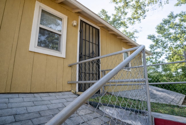 Building Photo - 526 Cooper St