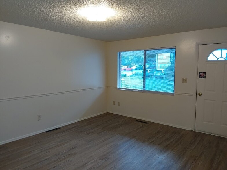 Building Photo - 727 E 800 N