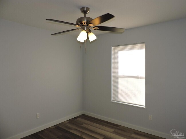 Building Photo - 526 Briarwood Dr