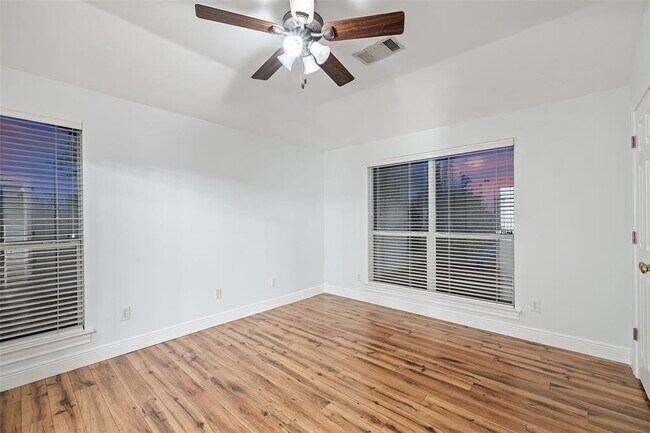 Building Photo - 402 Luna Vista Dr