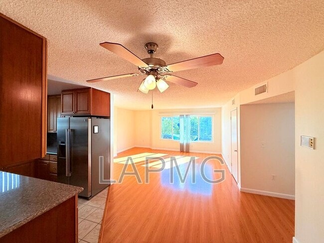 Building Photo - 1059 Western Ave