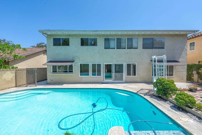 Building Photo - Spacious Elegance in the Heart of Irvine