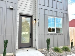 Building Photo - *MOVE-IN SPECIAL*  St. Johns New Build Townhouse - Bright and Spacious End Unit 2 Bedroom with A/...