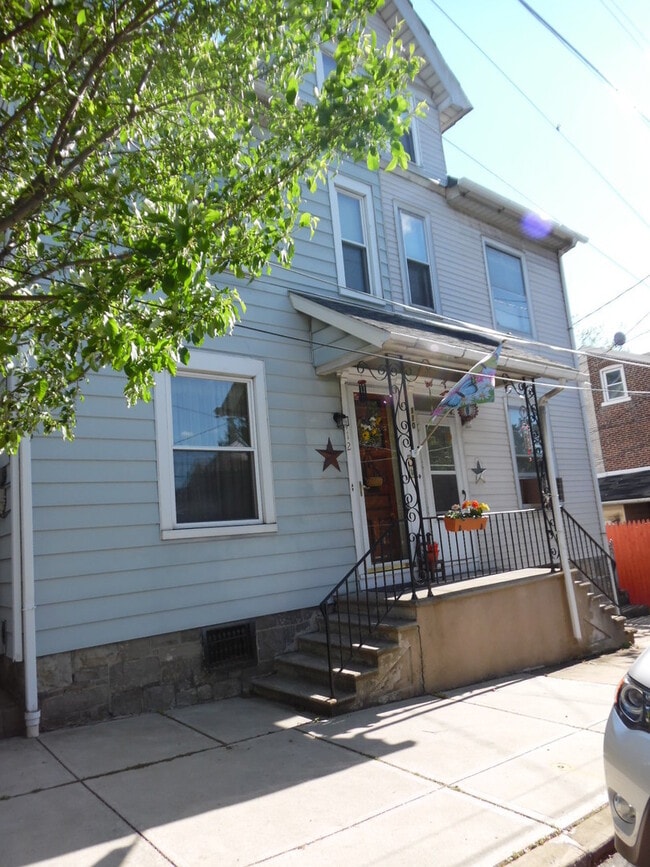 Building Photo - Completely remodeled, spacious Twin Attached home with private backyard - $2,100