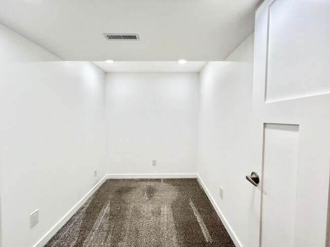 Building Photo - 4316 Sandhill Dr