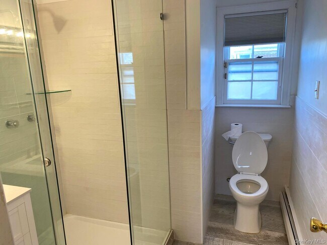 Building Photo - 100 Kings Ave