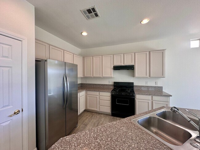 Building Photo - 4 BED 3 BATH HOME W/BONUS ROOM IN GATED COMMUNITY