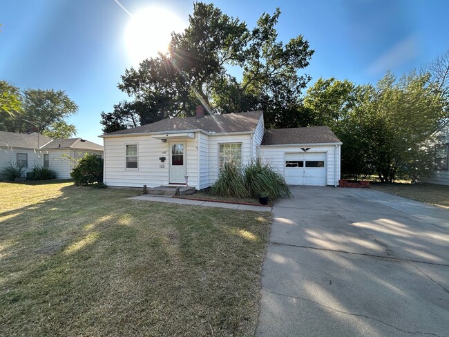 Primary Photo - Cozy 2 bedroom 1 bathroom