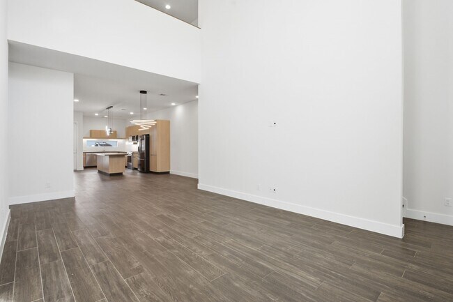 Building Photo - 5519 Paraiso Pl