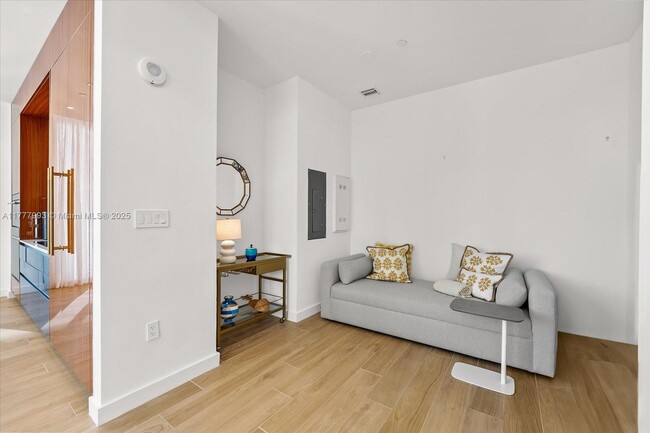 Building Photo - 2655 S Bayshore Dr