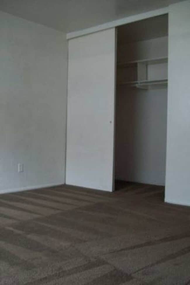 Building Photo - 1204 W 7th St