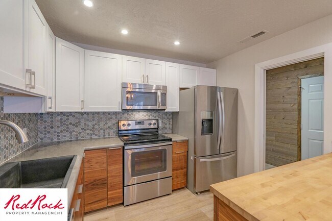 Building Photo - Newly Remodeled 3 Bedroom Townhome. Small ...