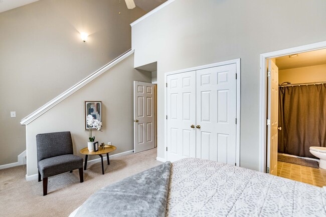 Building Photo - 2 Bedroom + Loft Townhome in Prime Raleigh...