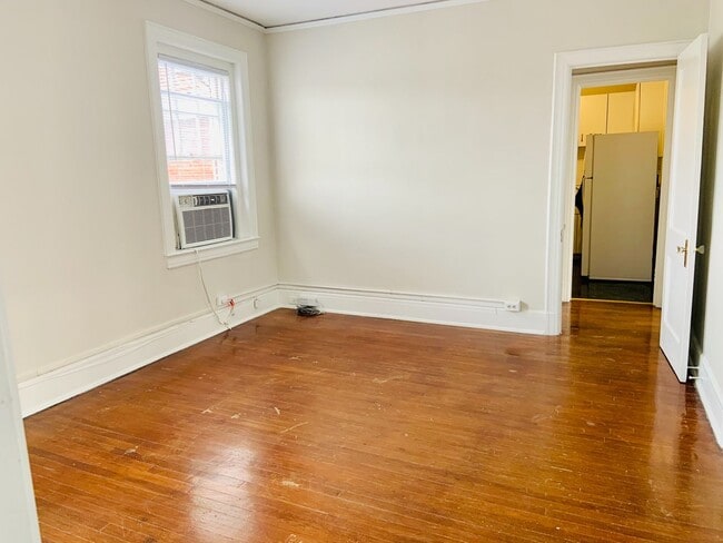 Building Photo - 1 BR, 3rd floor Apartment in Downtown Greensboro, Water & Heat Included