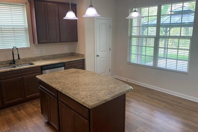 Building Photo - Spacious 5 Bedroom, 3 bath home in Greensb...