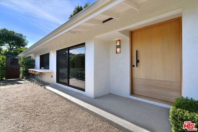 Building Photo - 2145 Linda Flora Dr