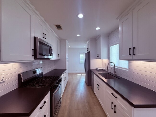 Building Photo - 654 W 3rd St
