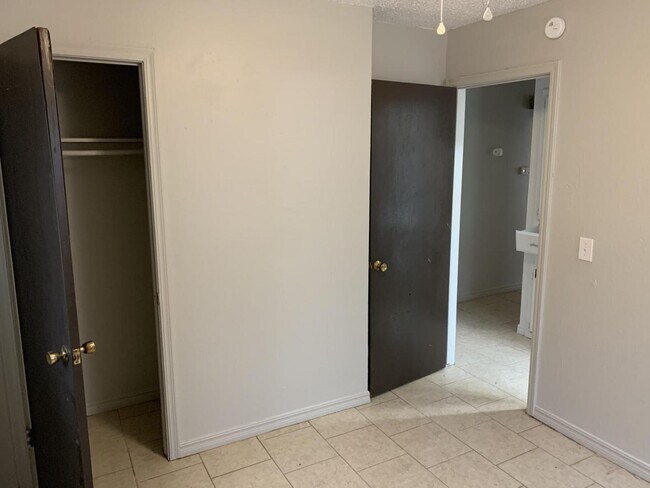 Building Photo - 2608 SE 45th St