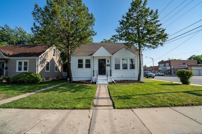 Building Photo - 201 E 143rd St