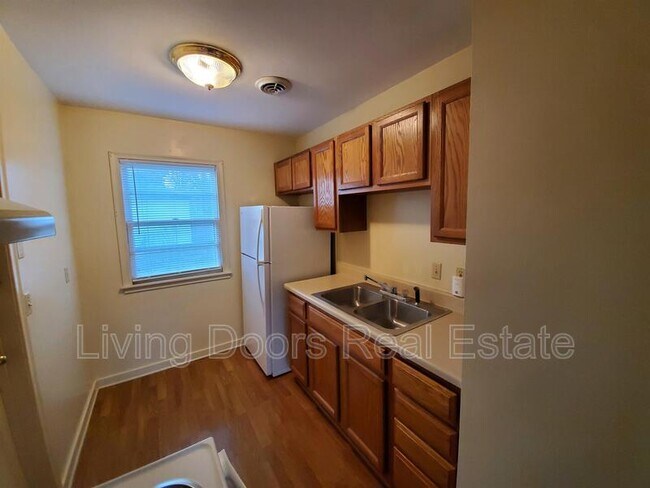 Building Photo - 323 S 47th St