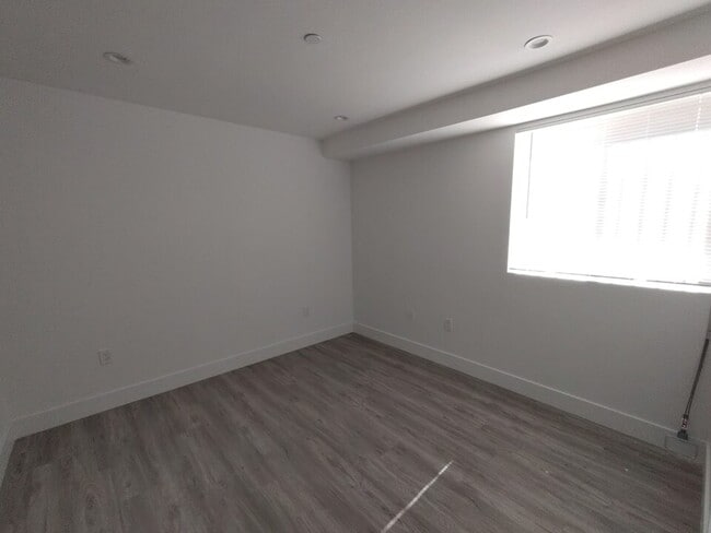 Building Photo - Private Bedroom w Personal Bathroom & Shower, shared student-oriented space
