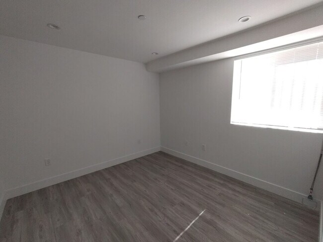 Building Photo - PRIVATE ROOM WITH PERSONAL BATHROOM & SHOWER