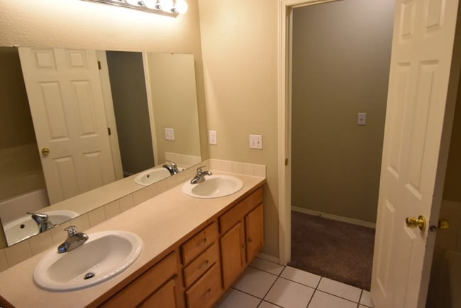 Building Photo - 13420 Des Moines Memorial Dr S