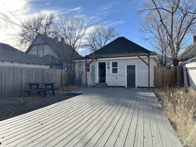 Building Photo - 823 Sahwatch St