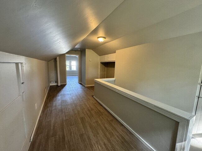 Building Photo - 611 Abrams St
