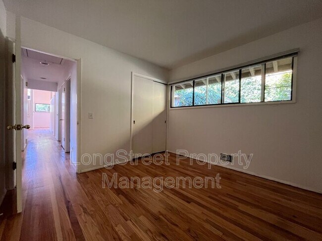 Building Photo - 4426 SW 34th Ave