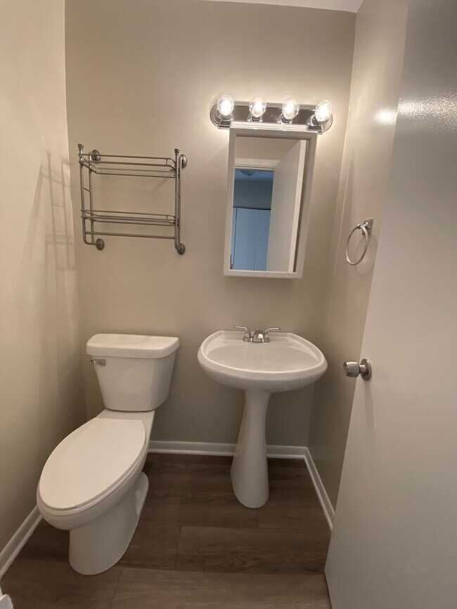 Building Photo - 869 W Huron Rd