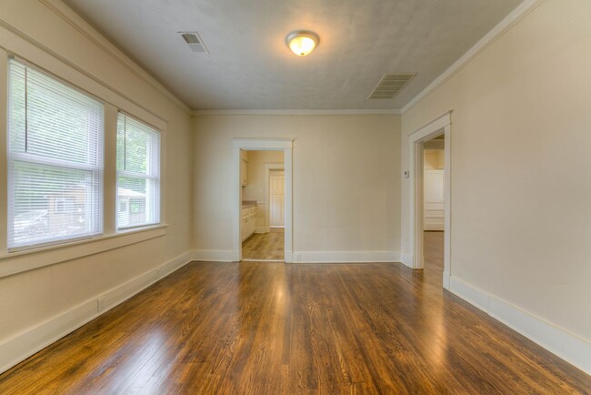 Building Photo - Newer renovation with ensuite bathroom!