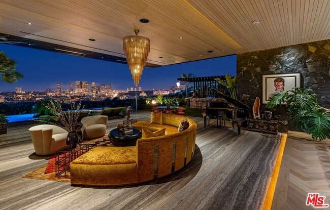 Building Photo - 1851 N Stanley Ave