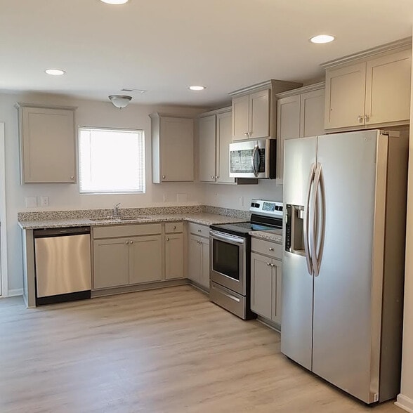 Building Photo - Room in Townhome on Switch St