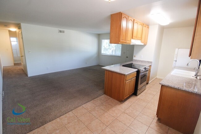 Building Photo - $2395 - 2 Beds/1 Bath Upstairs Condo Near ...