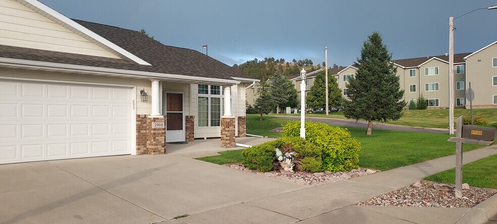 Building Photo - 1908 Sunny Springs Dr