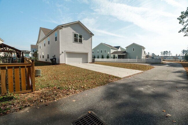 Building Photo - Cozy Living in The Ponds
