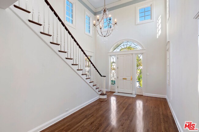 Building Photo - 360 Alma Real Dr