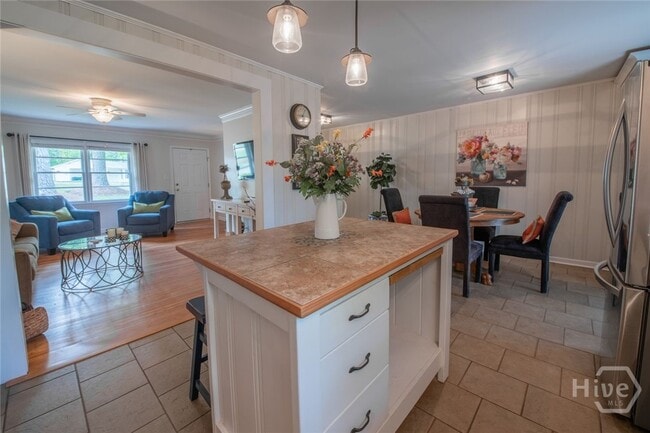 Building Photo - 180 Sherwood Dr