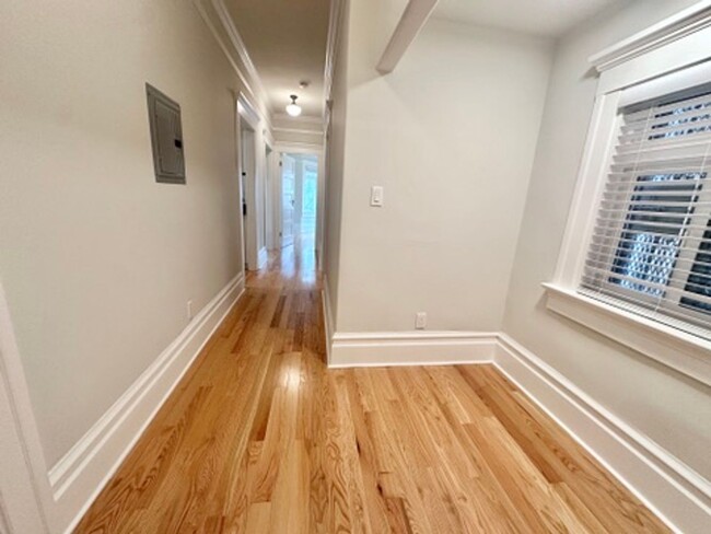 Building Photo - Fully Remodeled, Quiet 2bd/1bth w/Laundry ...