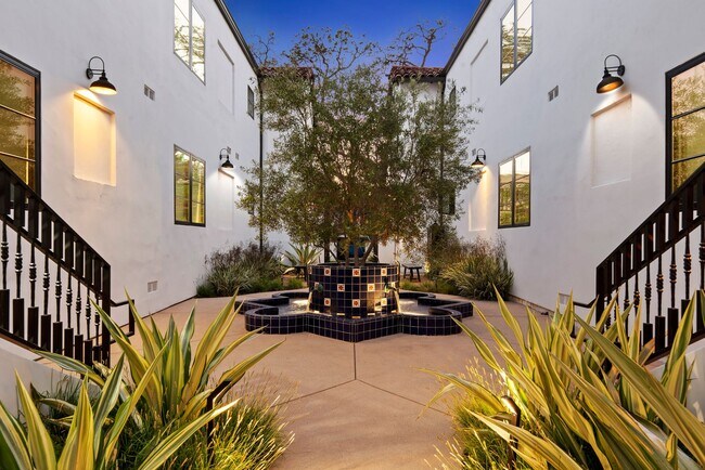 Building Photo - 332 N Oakhurst Dr