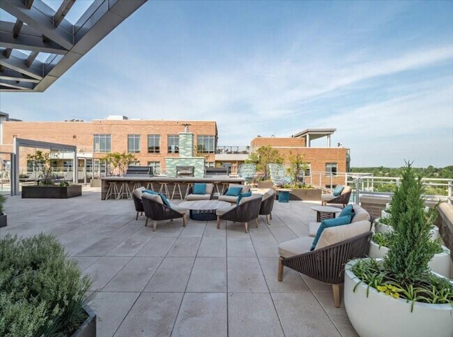 Building Photo - 4836 Rugby Ave