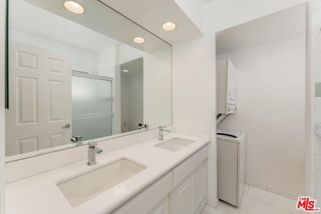Building Photo - 423 Rexford Dr