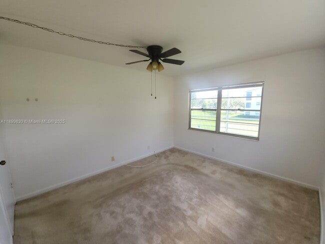 Building Photo - 564 Mansfield M