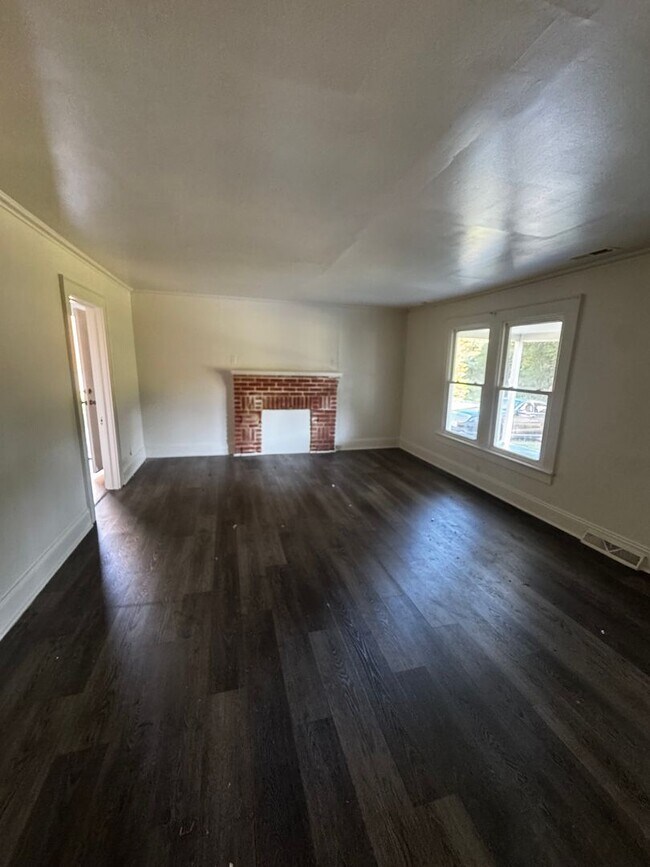 Building Photo - Single Family 2 Bed / 1 Bath (Deep Cleaning July 10, 2026)