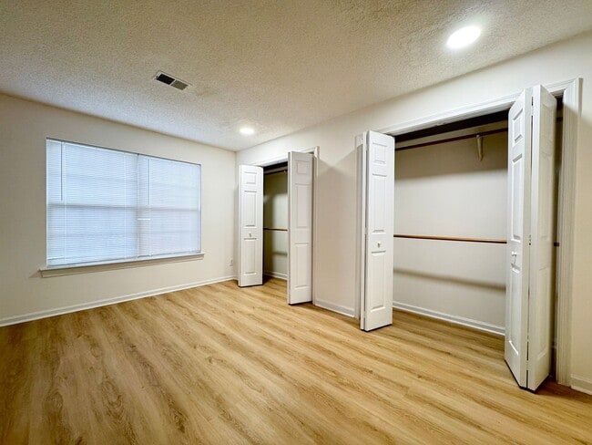 Building Photo - Bright And Cozy 3 Bed 2 Bath Condo In Vibrant Heights On Penderbrook